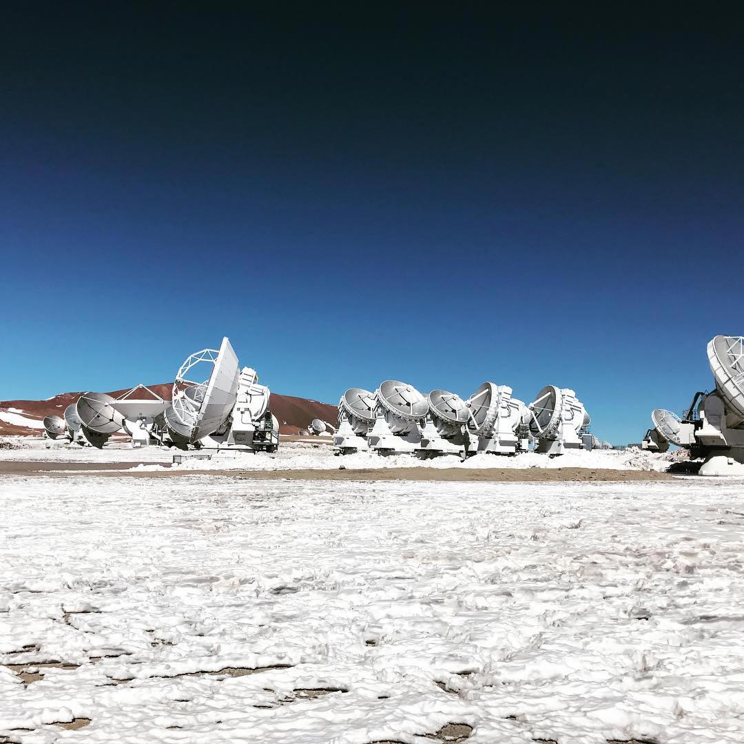 télescopes dans le désert d'Atacama