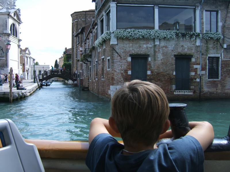 Enfant devant les canaux de Venise