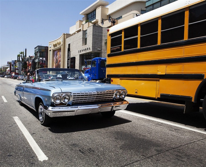 Voiture sur Hollywood Boulevard à Los Angeles