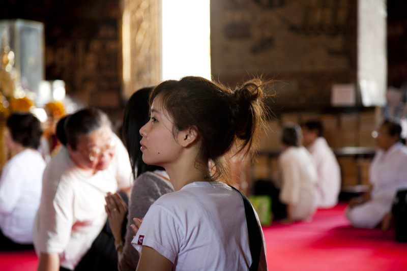Femme dans le temple Wat Suthat