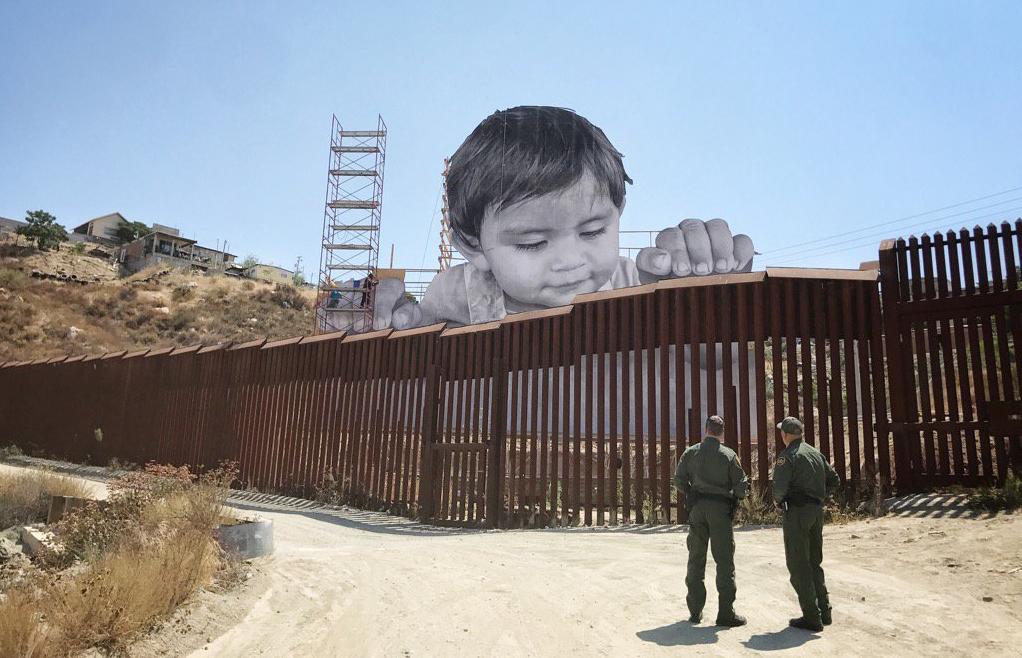 Un enfant mexicain passe la frontière avec JR